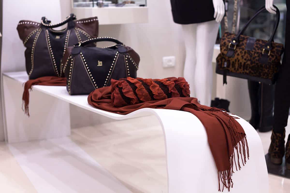 מדפי קוריאן מעוצבים בחנות NOME, בעיצוב תלת-ממדי וכיפוף מתקדם, המעניקים תחושה ייחודית ומודרנית לחלל.