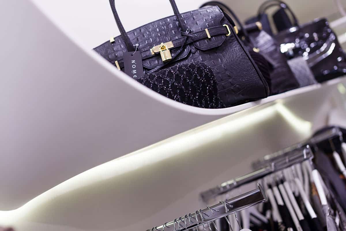 דלפק תצוגה ייחודי עשוי קוריאן בחנות NOME, בשילוב תאורה מובנית ליצירת מראה אלגנטי וחדשני.