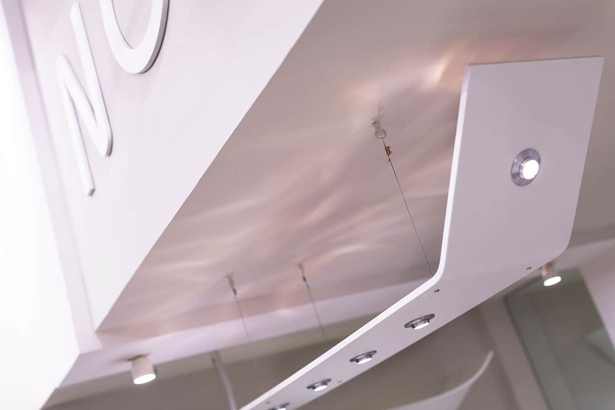 מתקן תצוגה מעוצב מקוריאן בחנות NOME, המדגיש את יכולות העיבוד והכיפוף הייחודיות של החומר ליצירת חוויית קנייה יוצאת דופן.