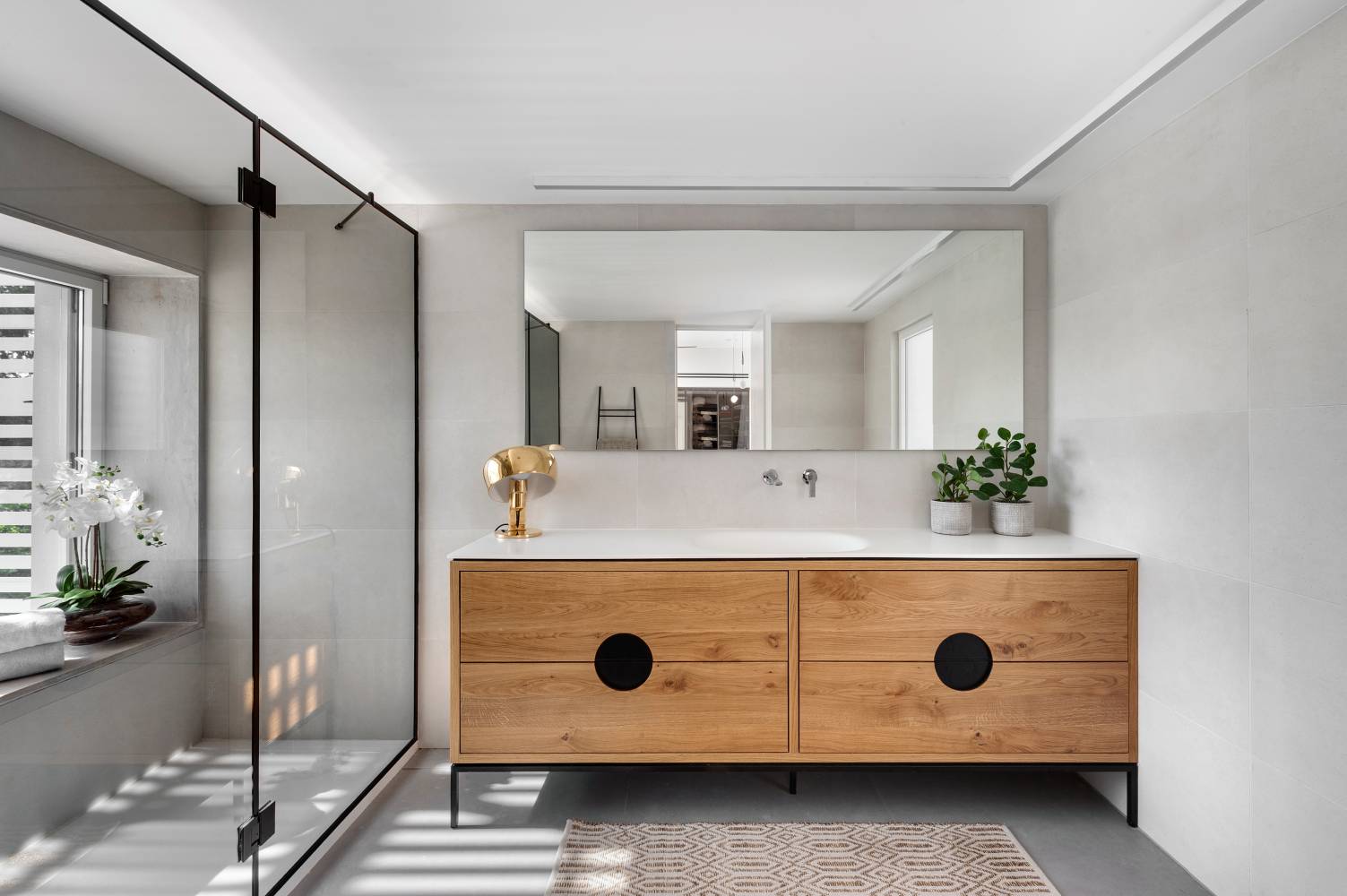 אלגנטיות זורמת בחדר רחצה עם כיור קוריאן בהתאמה אישית