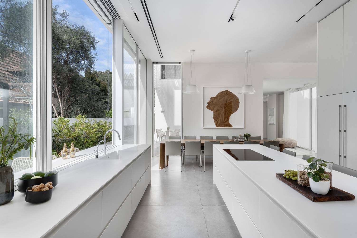 מטבח מודרני בנגיעות טבע וקוריאן לבן