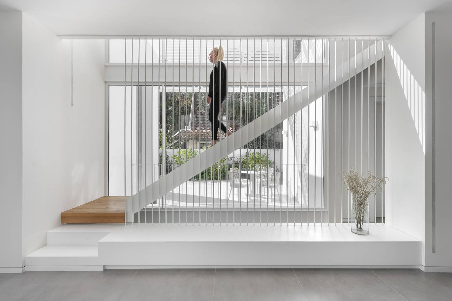 דיוק מינימליסטי: בסיס מדרגות מקוריאן בקו נקי ורציף